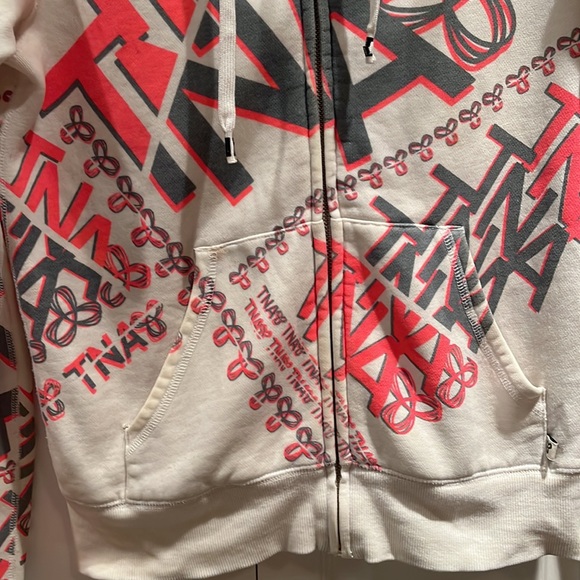 ❤️SOLD❤️TNA White with Pink and Grey TNA printed all over Hoodie - Picture 2 of 8